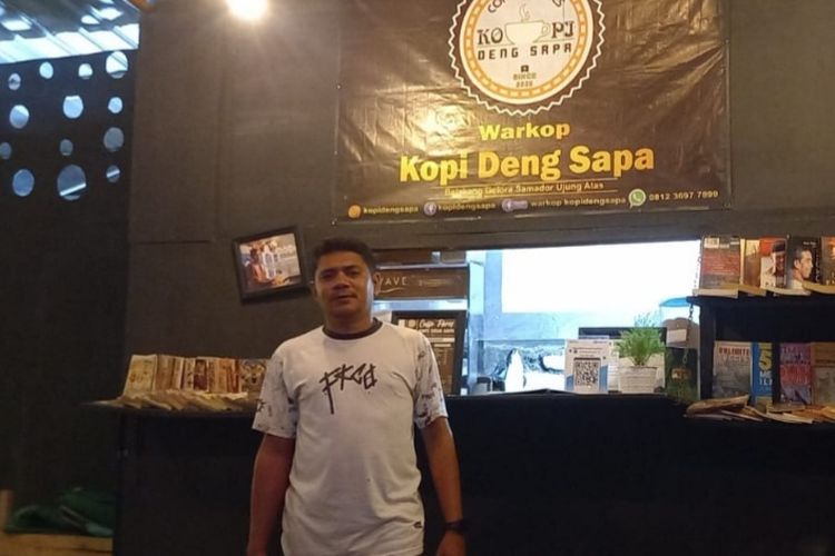 Foto: Arnoldus Yustinus Erwinto (27) Owner Warkop Kopi Deng Sapa Cafe Maumere. 