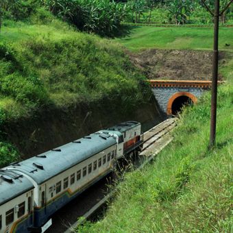 Kereta Api Sawunggalih saat hendak melintasi Terowongan Ijo yang terletak di Desa Bumi Agung, Kecamatan Rowokele, Kabupaten Kebumen, Jawa Tengah, pekan lalu. Terowongan sepanjang 580 meter tersebut rencananya akan ditinggalkan dan diganti terowongan baru di sebelah utara untuk menampung dua jalur kereta api dalam pembangunan jalur ganda (double track) KA lintas selatan antara Kroya (Cilacap) dan Kutoarjo (Purworejo). 