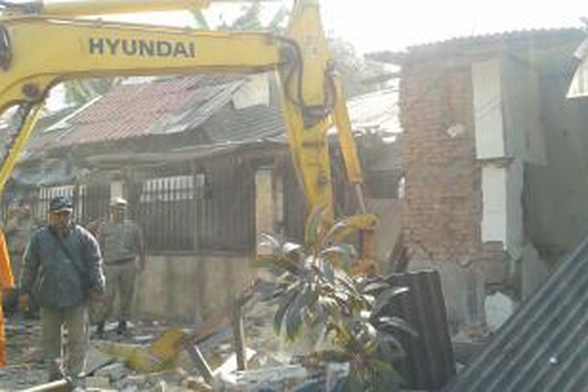 Bangunan liar di Jalan Layur Raya, Jati, Pulogadung, Jakarta Timur dirobohkan menggunakan alat berat oleh Pemerintah Kota Administrasi Jakarta Timur, Kamis (25/9/2014). 