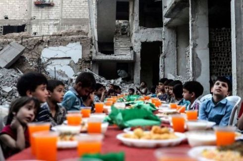 Warga Suriah Buka Bersama di Antara Reruntuhan Bangunan