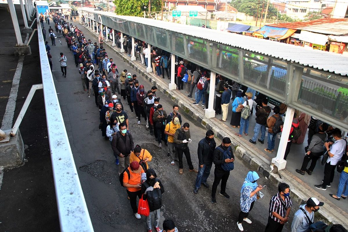 Ratusan calon penumpang KRL Commuter Line mengantre menuju pintu masuk Stasiun Bogor di Jawa Barat, Senin (8/6/2020). Antrean panjang calon penumpang tersebut terjadi saat dimulainya aktivitas perkantoran di Jakarta di tengah masa transisi Pembatasan Sosial Berskala Besar (PSBB) pandemi COVID-19. 