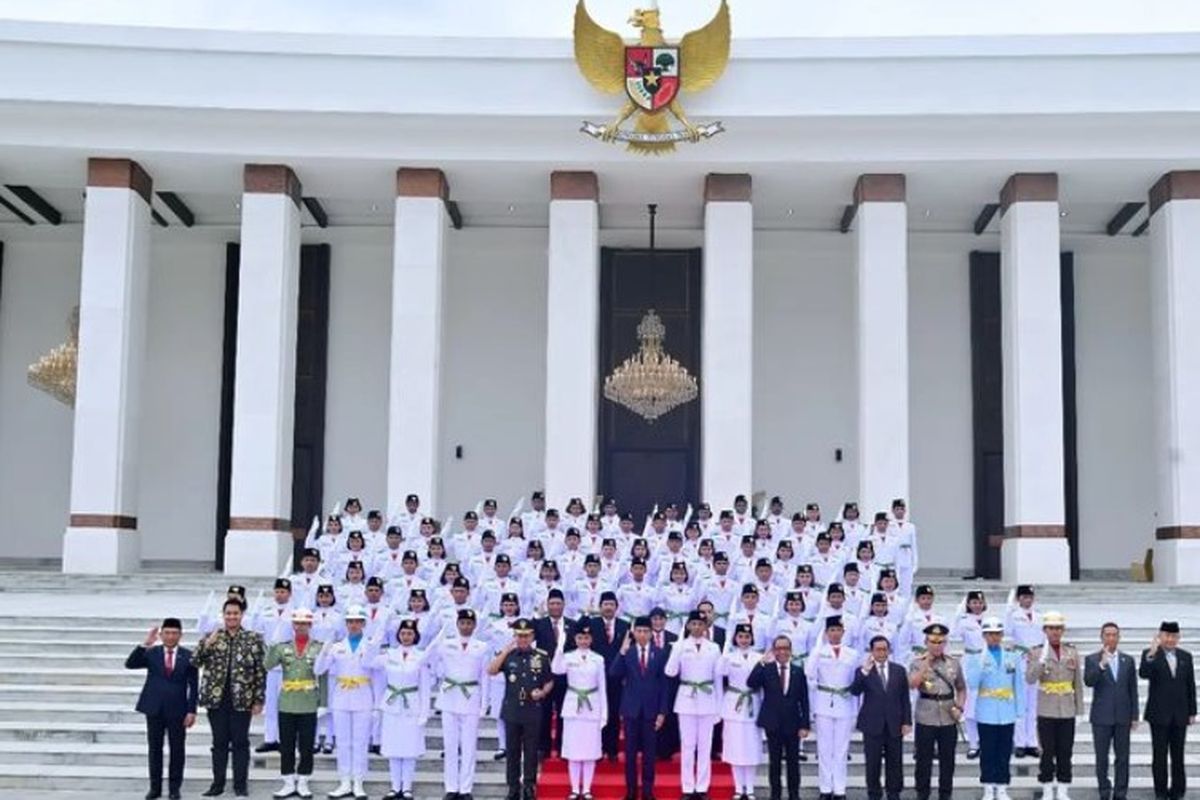 Presiden Jokowi mengukuhkan 76 pelajar menjadi anggota Pasukan Pengibar Bendera Pusaka (Paskibraka) Tahun 2024 di Istana Negara, Ibu Kota Nusantara (IKN), Rabu (14/8/2024).