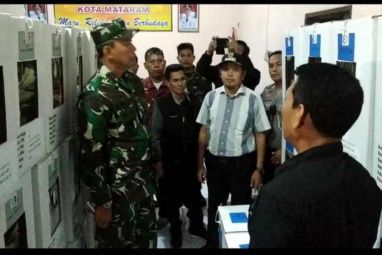  Danrem 162 Wira Bhakti, Kolonel Czi  Ahmad Rizal Ramdhani saat sidak di sejumlah titik di Kota Mataram, melihat kesiapan dan keamanan logistik pemilu, Senin malam (15/4/2019).