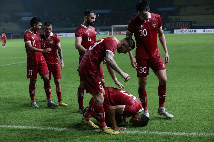 Pemain timnas Indonesia melakukan selebrasi setelah membobol gawang pemain timnas Burundi saat pertandingan FIFA Matchday di Stadion Patriot Candrabhaga, Bekasi, Sabtu (25/3/2023). Indonesia menang 3-1 atas Burundi. Terkini, timnas Indonesia bakal melawan Burundi dalam laga kedua FIFA Matchday di Stadion Patriot Candrabhaga pada Selasa (28/3/2023). Artikel ini berisi link live streaming timnas Indonesia vs Burundi.