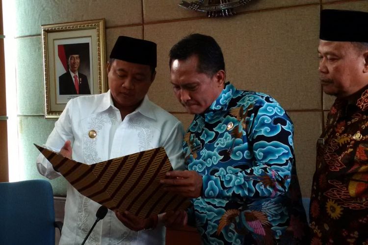 Wakil Gubernur Jawa Barat Uu Ruzhanul Ulum saat menyerahkan surat tugas kepada Sekda Kabupaten Cirebon Rahmat Sutrisno soal penunjukannya sebagai Plh Bupati Cirebon di Gedung Sate, Jalan Diponegoro, Jumat (26/10/2018).