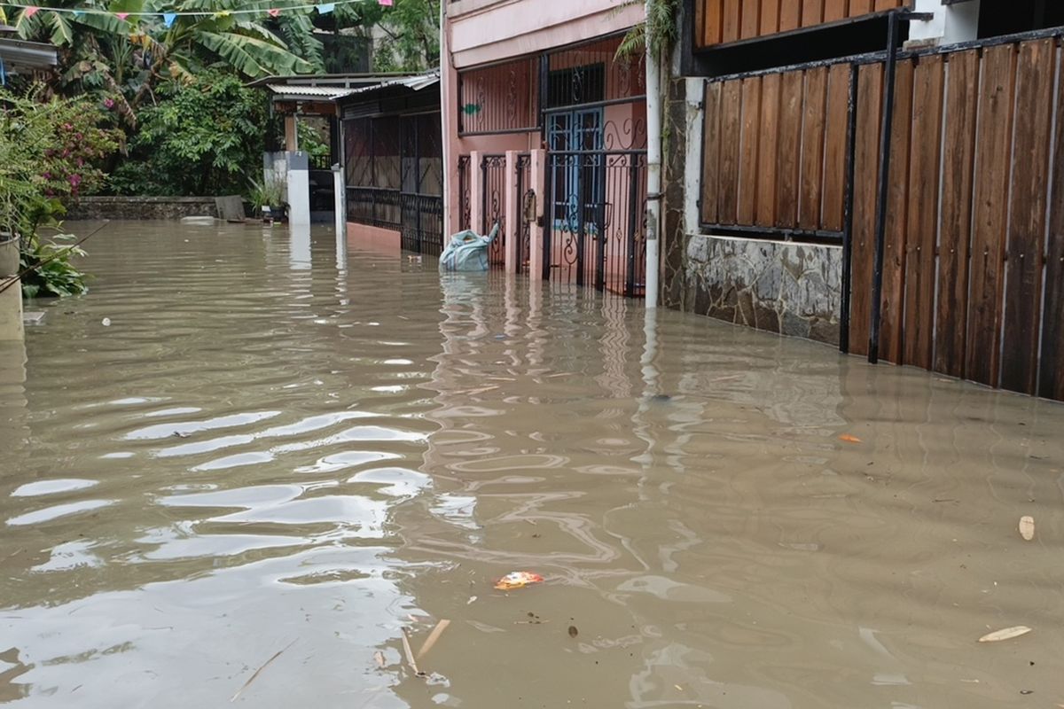 Situasai banjir akibat luapan sungai Cikambuy yang melanda Komplek Cincin Permata Indah (CPI) di Desa Gandasari, Kecamatan Katapang, Kabupaten Bandung, Jawa Barat, Selasa (12/11/2024)