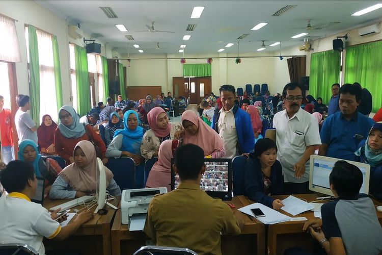 Para orangtua murid menyambangi kantor Disdik Kota Bekasi pada hari kedua penerimaan peserta didik baru (PPDB) online, Selasa (2/7/2019) untuk mengajukan perbaikan radius rumah ke sekolah.