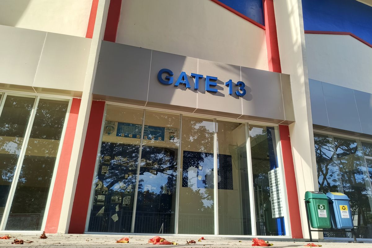 Gate 13 Stadion Kanjuruhan yang menjadi tempat utama terjebaknya suporter Arema FC, Aremania menuju pintu keluar mengakibatkan 135 orang meninggal dunia, ratusan lainnya luka-luka, dan dunia sepak bola terguncang.