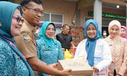 Peduli Warga Terdampak Kebakaran TPA Jatiwaringin, TP PKK Salurkan Bantuan Logistik