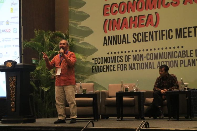 Profesor Budi Hidayat SKM MPPM PhD di Pertemuan Ilmiah Tahunan (PIT) InaHEA (Indonesian Health Economic Association) ke-6, Bali 
