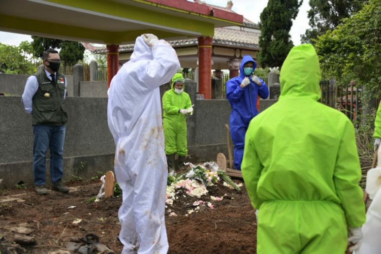 Gubernur Jabar Ridwan Kamil meninjau proses pemakaman pasien COVID-19 di TPU Cikadut, Kota Bandung, Rabu (8/4/20).