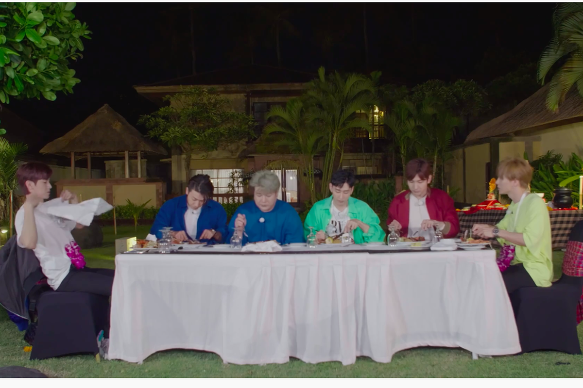 (Dari kiri) U-Know, Donghae, Shindong, Eunhyuk, Changmin, dan Leeteuk, sedang menikmati makan malam di sebuah resor di Bali. Adegan ini merupakan bagian dari vlog Travel Back | Analog Trip yang ditayangkan di kanal YouTube SMTWON.