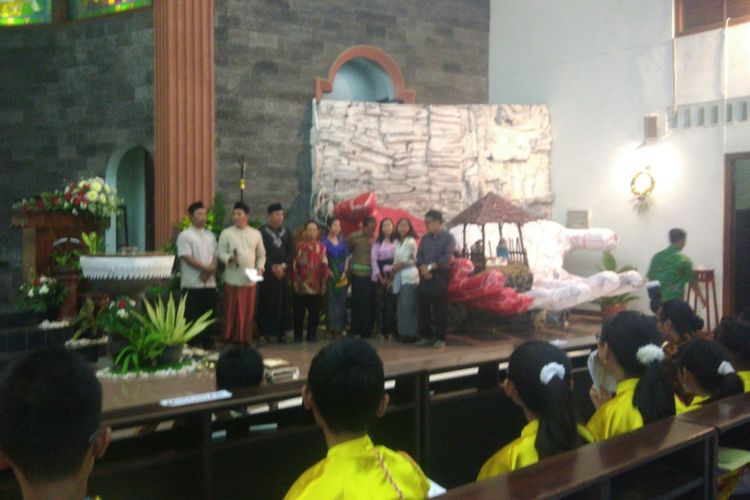 Forum Lintas Iman Gunungkidul bersilaturahmi seusai misa Natal di Gereja Santo Petrus Kanisius, Wonosari, Gunungkidul, Minggu (24/12/2017)