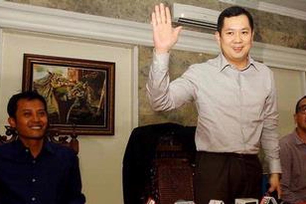 Mantan Sekjen Partai Nasional Demokrat (Nasdem) Ahmad Rofiq dan Mantan Ketua Dewan Pakar DPP Partai Nasdem, Hary Tanoesoedibjo (kiri ke kanan) memberikan keterangan pers di Gedung HT Foundation, Jalan Diponegoro, Jakarta, Senin (21/1/2013). Mereka mengundurkan diri dari kepengurusan partai Nasdem karena berbeda pendapat dengan pendiri Partai Nasdem, Surya Paloh yang ingin menjadi ketua umum Partai Nasdem. 