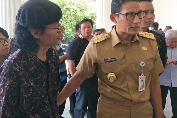 Wakil Gubernur DKI Jakarta Sandiaga Uno memakai celana dinas yang memiliki tali pengencang (tightener) yang dijahit sesuai keinginannya. Foto diambil pada Senin (13/11/2017).