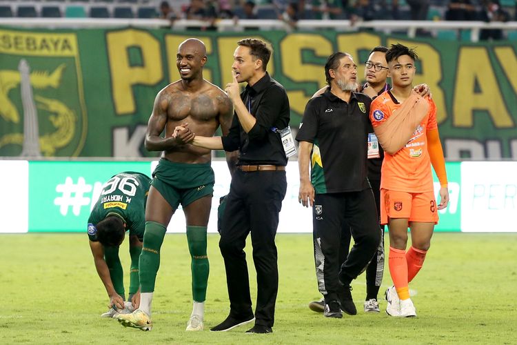 Pelatih Persebaya Surabaya Paul Munster dan pemain Paulo Henrique, kemudian pelatih kiper Benny van Breukelen bersama Ernando Ari saling berdiskusi usai laga pekan ke-24 Liga 1 2023-2024 melawan Bhayangkara FC yang berakhir dengan skor 1-0 di Stadion Gelora Bung Tomo Surabaya, Minggu (4/2/2024) sore.