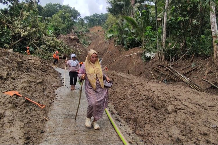 Kapolres Trenggalek menyampaikan keterangan setelah kordinasi bersama tim gabungan pencarian korban tanah longsor  di Kabupaten Trenggalek Jawa Timur, Rabu (21/05/2025).