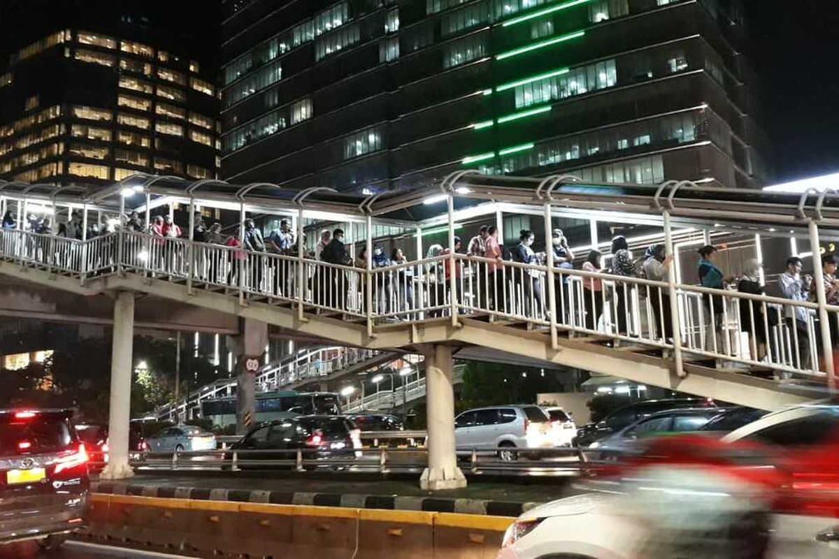 Tampak penumpang transjakarta di Halte Jamsostek, Jakarta Selatan, menumpuk dengan antrean panjang, Selasa (17/12/2019).