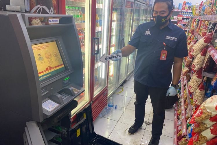 Anggota Polisi sedang melakukan olah tempat kejadian perkara kasus dugaan pemobolan uang di dalam mesin anjungan tunai mandiri (ATM) milik Bank BRI sebesar Rp 304 yang berada disebuah minimarket yang berlokasi di Kelurahan Kaligandu, Kecamatan Serang, Kota Serang, Kamis (16/9/2021).
