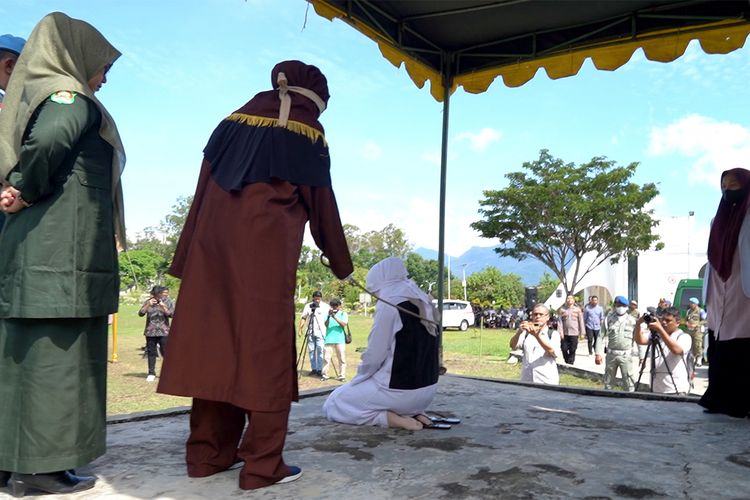 Satu terpidapelanggar qanun syariat islam dieksekusi hukuman cambuk oleh algojo dari satuan polisi pamong praja dan wh aceh besar di halaman Masjid Agung Al Munawarah Janthoe Aceh Besar, Jum'at (07/06/2024) *** Local Caption *** Aceh Besar