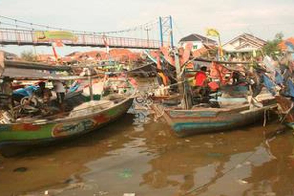 Kehidupan nelayan di Gebang, Cirebon, Jawa Barat, kian tercekik lantaran mereka tergantung kepada para bakul atau tengkulak yang menjerat melalui utang modal.