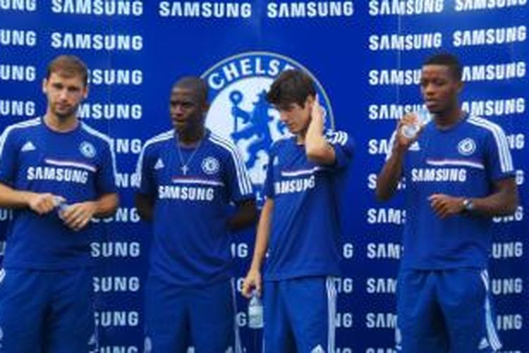 Empat pemain Chelsea (dari kiri ke kanan): Branislav Ivanovic, Ramires, Lucas Piazon, dan Nathaniel Chalobah. 