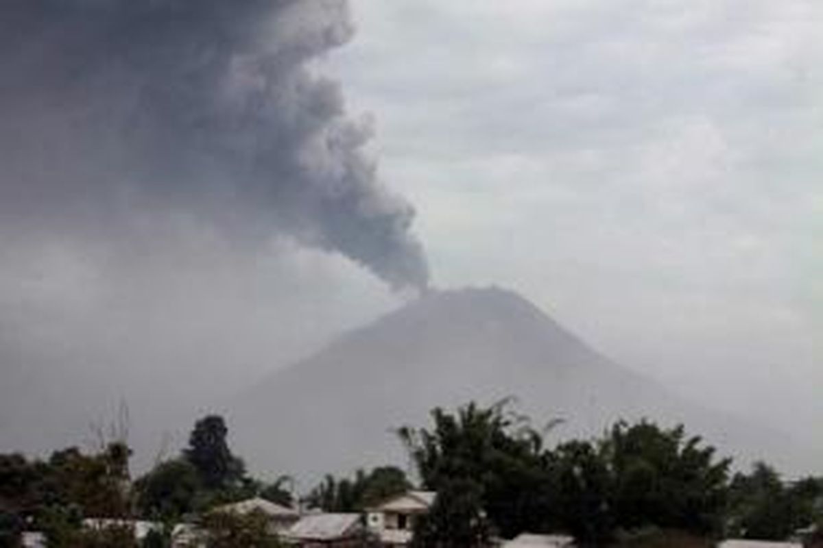 Gunung Sinabung di Kabupaten Karo, Sumut, meletus lagi pada Selasa, 17 September 2013 pukul 12.03. Gunung meletus pada Minggu dan mengharuskan ribuan warga yang tinggal di kaki gunung segera mengungsi. Status gunung masih Siaga III.