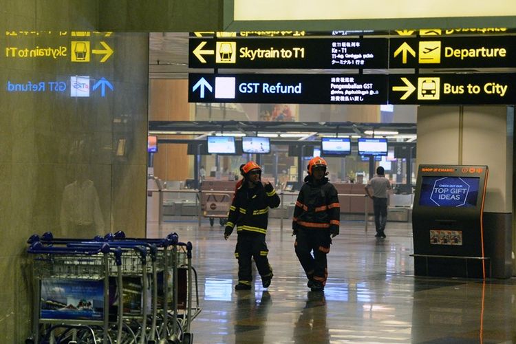 Petugas baru saja memadamkan api yang muncul di terminal dua bandara internasional Changi, Singapura.