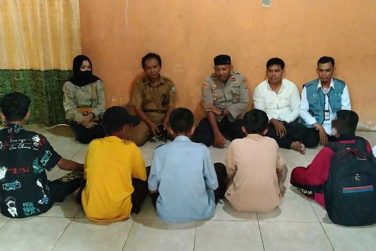 Sebanyak 17 siswa sekolah menengah pertama (SMP) menjadi korban pedofilia yang dilakukan seorang oknum guru inisial RM (44) di Kecamatan Sampolawa, Kabupaten Buton Selatan, Sulawesi Tenggara.Dari 17 siswa tersebut 6 diantara sudah dicabuli di lingkungan sekolah hingga di beberapa tempat. Para korban diberikan penjelasan dan nasehat dari polisi dan UPTD PPA Buton Selatan