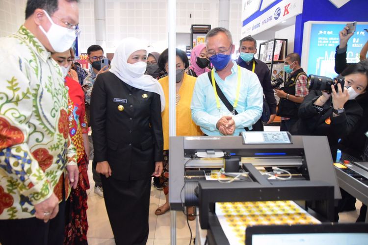 Gubernur Jawa Timur (Jatim) Khofifah Indar Parawansa saat melihat pameran teknologi printing atau percetakan terbesar di Indonesia, Surabaya Printing Expo (SPE) 2022 di Grand City Surabaya, Kamis (23/6/2022).