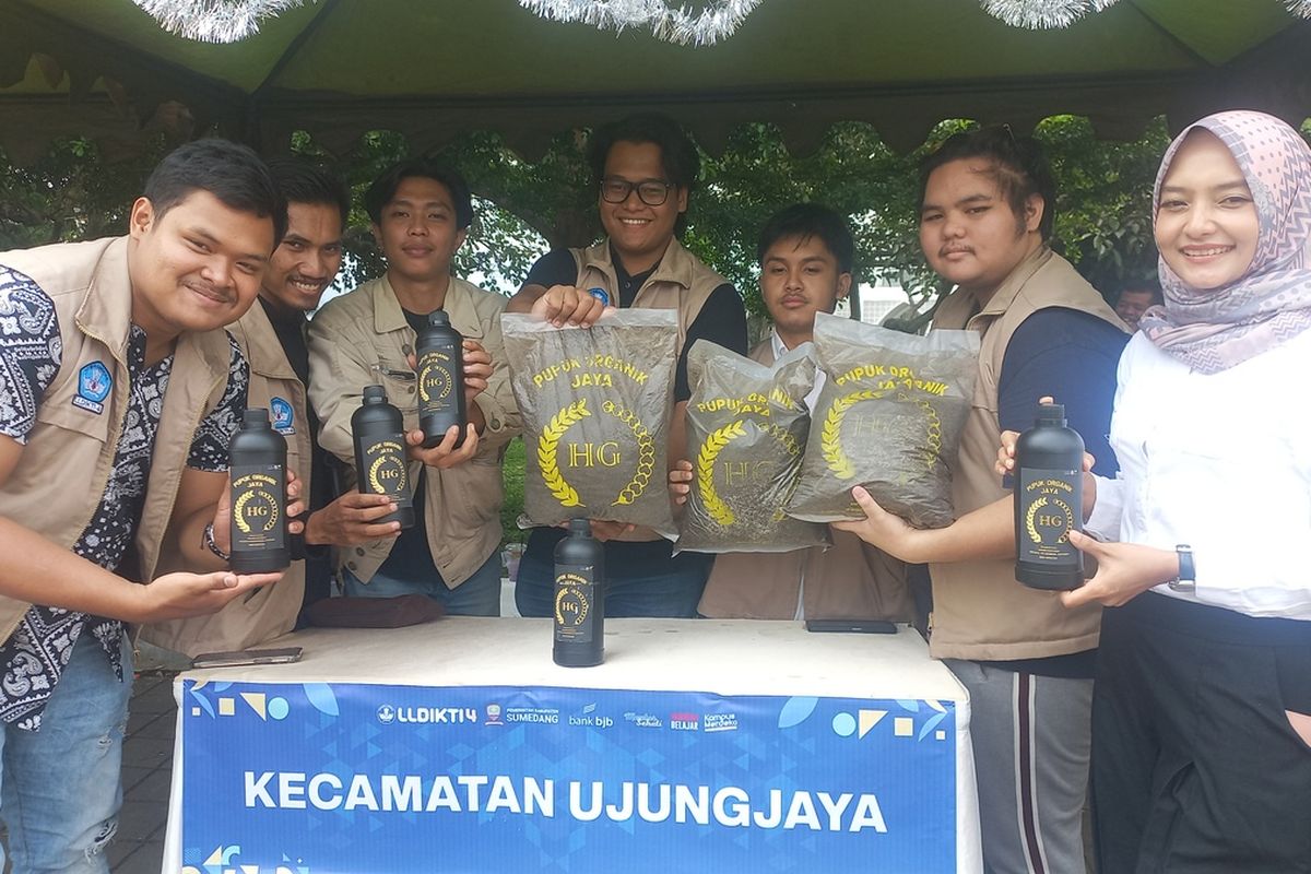 Mahasiswa Universitas Katolik Parahyangan dan Unisba menunjukkan pupuk organik yang mereka hasilkan saat KKN Tematik One Village One Product di Sumedang, Rabu (24/1/2024). AAM AMINULLAH/KOMPAS.com