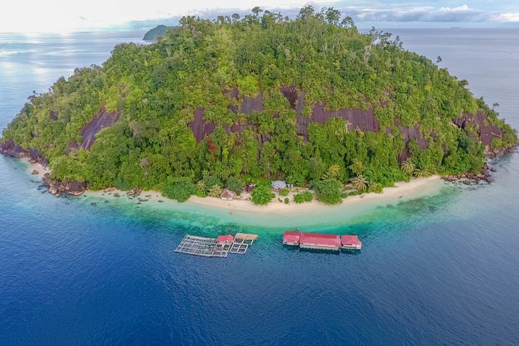 Tampak atas Pulau Sironjong Pulau Sironjong Kecil yang berada di kawasan wisata Mandeh, Kecamatan Koto XI Tarusan, Pesisir Selatan, Sumatera Barat.