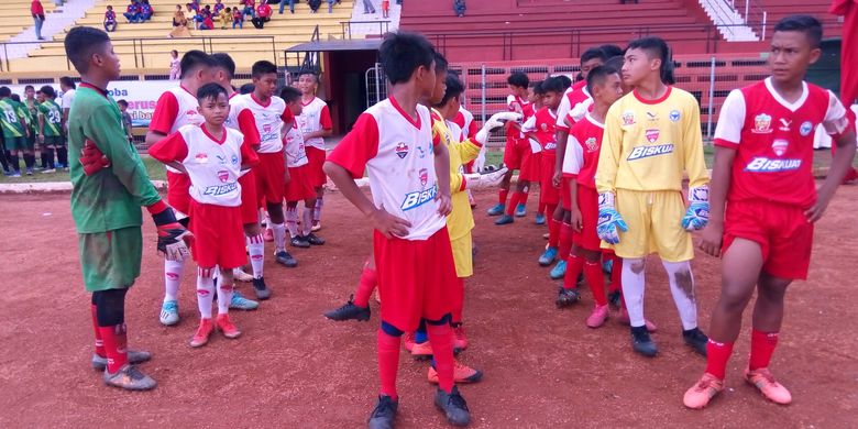Tim Sekolah Sepak Bola (SSB) Indonesia Soccer Academy (ISA) Sidoarjo (Surabaya) bersiap melawan SSB Anker Kediri Tabanan (Bali) pada babak final Biskuat Academy 2019 yang diselenggarakan dua hari mulai Sabtu (11/1/2020) sampai dengan Minggu (12/1/2020) tersebut di Stadion Sepak Bola GOR Sumantri Brodjonegoro, Jakarta.