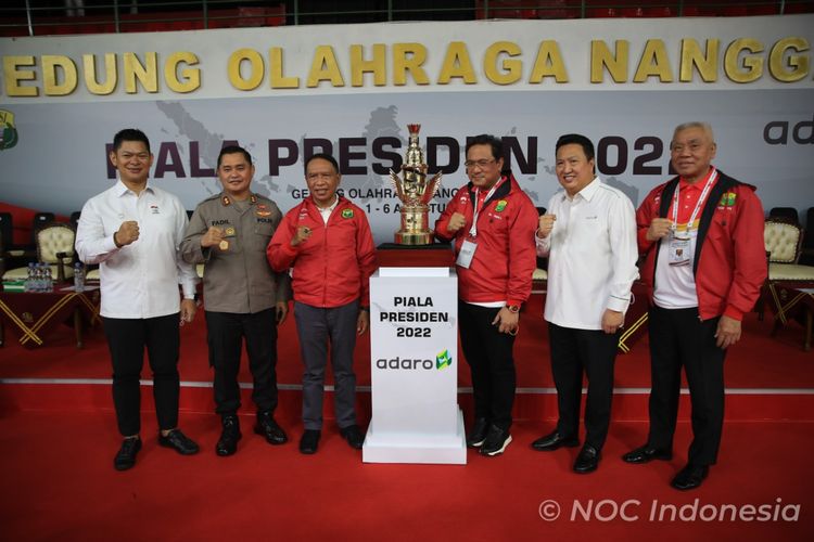 Ketua Umum NOC Indonesia Raja Sapta Oktohari (kiri) dalam acara pembukaan Piala Presiden 2022 bulu tangkis di GOR Nanggala, Cijantung, Jakarta Timur, Senin (1/8/2022). 