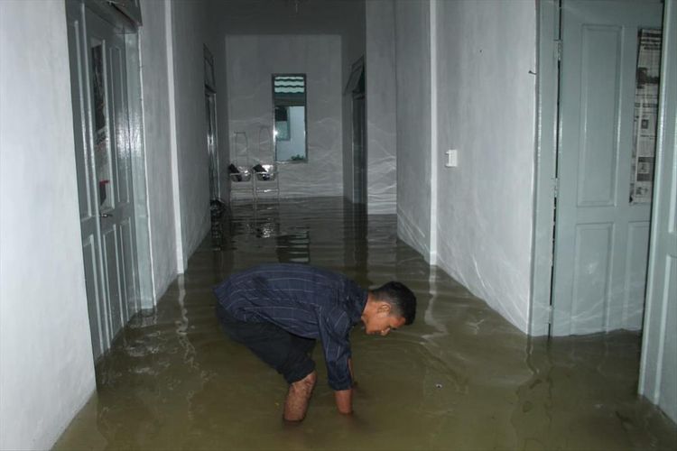 Sebuah ruangan perawatan pasien di RSUD Piru, Kabupaten Seram Bagian Barat, Maluku terendam banjir akibat hujan lebat yang mengguyur wilayah tersebut, Selasa (2/7/2019). Akibat genangan itu para pasien di rumah skait tersebut harus dievakuasi ke tempat aman.,  