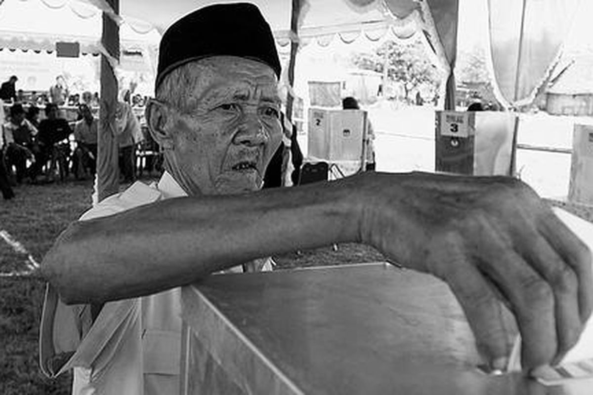 Warga memberikan suaranya dalam bilik suara saat simulasi pemungutan dan penghitungan suara Pemilihan Umum 2009 di Desa Wonomelati, Kecamatan Krembung, Sidoarjo, Jawa Timur, Senin (22/9). Simulasi yang diadakan Komisi Pemilihan Umum pusat tersebut juga dilaksanakan bersamaan di Provinsi Nanggroe Aceh Darussalam dan Provinsi Papua.  