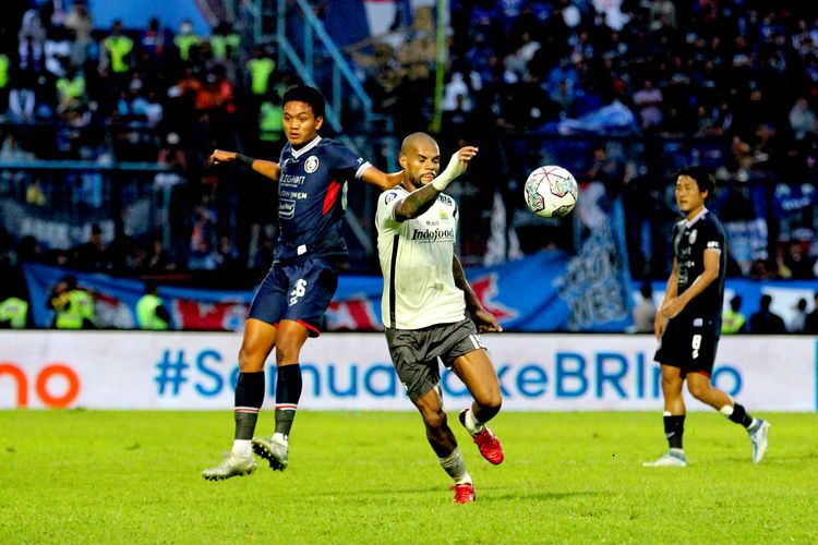 Pemain Persib Bandung David da Silva berdeul dengan pemain Arema FC Achmad Figo saat pertandingan pekan ke-9 Liga 1 2022-2023 yang berakhir dengan skor 1-2 di Stadion Kanjuruhan Kepanjen, Kabupaten Malang, Minggu (11/9/2022) sore.