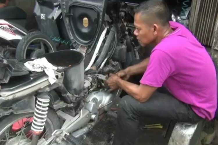 Bengkel sepeda motor milik pria bernama Emul (35) ini meraup untung hingga tiga kali lipat setelah banjir merendam kawasan tersebut pada Sabtu (8/2/2020).