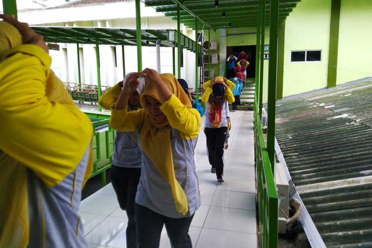 Siswa dan guru mengikuti simulasi bencana gempa bumi di SMA Negeri Purwanegara, Kabupaten Banjarnegara, Jawa Tengah, Jumat (26/4/2019).