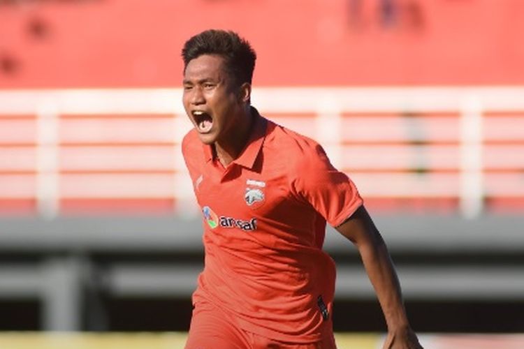 Striker Borneo FC, Nur Hardianto, berselebrasi usai mencetak gol ke gawang Arema FC pada pekan pertama Liga 1 2022-2023 di Stadion Segiri, Samarinda, Minggu (24/7/2022).