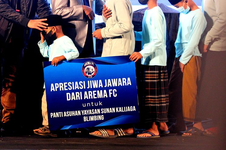 Arema FC memberi santunan saat launching tim dan jersey musim 2022-2023 di Stadion Gajayana Malang, Rabu (20/7/2022) malam.