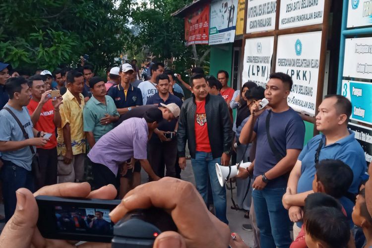 Warga saat mendatangi kantor Desa Batu Belubang, Bangka Tengah, Sabtu (21/12/2019).