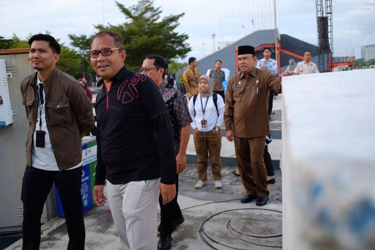 Wali Kota (Walkot) Makassar Mohammad Ramdhan Pomanto dalam Gladi Kotor persiapan upacara Peringatan Hari Otonomi Daerah (OTDA) XXVII di Anjungan Pantai Losari, Kamis, (27/04/2023).
