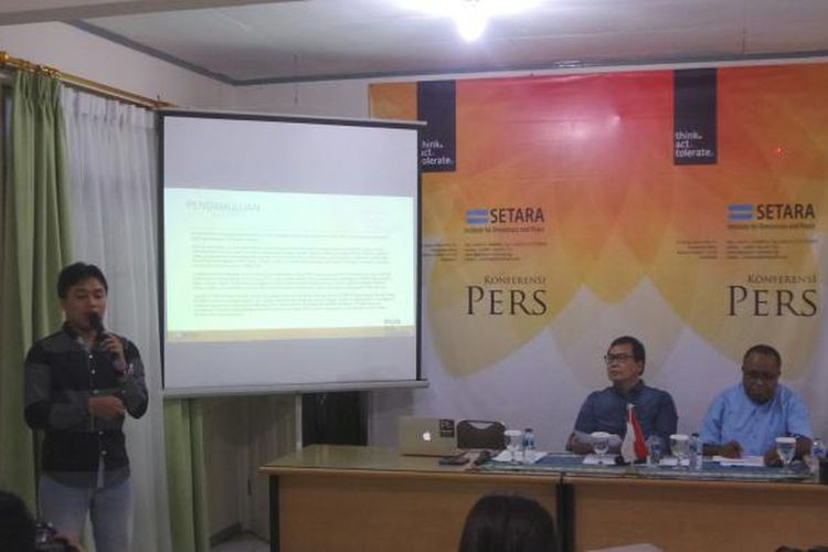 Peneliti bidang HAM Setara Institute Ahmad Fanani Rosyidi saat mempresentasikan laporan Kondisi HAM di Papua tahun 2016 di kantor Setara Institute, Jakarta Selatan, Senin (20/2/2017).