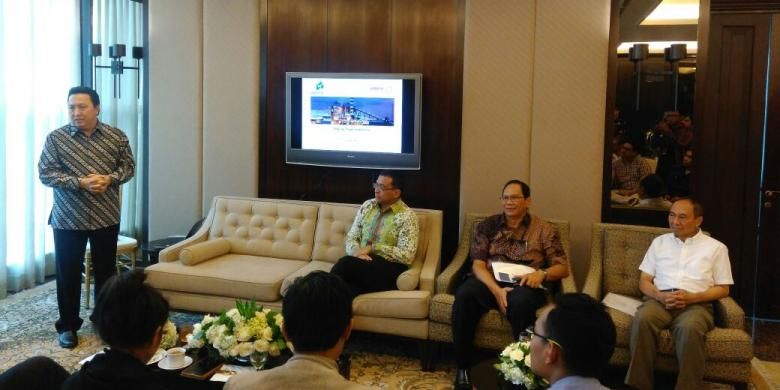 Presiden Direktur PT Adaro Energy (ADRO) Garibaldi Thohir (berdiri), di Jakarta, Selasa (24/1/2017).