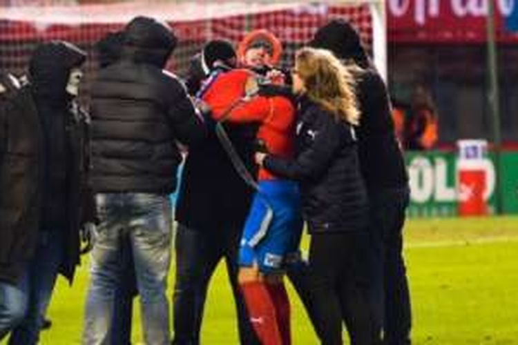 Striker Helsingborg, Jordan Larsson (baju merah), diserang fans usai timnya dipastikan terdegradasi dari divisi utama Liga Swedia usai kalah dari Halmstad pada play-off di Stadion Olympia, Helsingborg, Swedia, pada Minggu (20/11/2016).