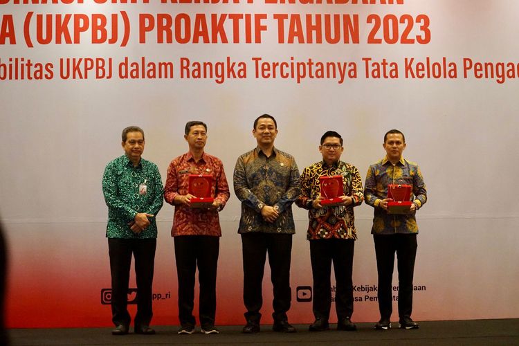 Pemerintah Provinsi (Pemprov) Jawa Barat (Jabar) menerima penghargaan Unit Kerja Pengadaan Barang/Jasa (UKPBJ) Proaktif dari Lembaga Kebijakan Pengadaan Barang/Jasa Pemerintah (LKPP). Penghargaan tersebut diberikan Ketua LKPP Hendrar Prihadi kepada Kepala Biro Pengadaan Barang dan Jasa (PBJ) Jabar Gandjar Yudniarsa dalam Rapat Koordinasi UKPBJ Proaktif Tahun 2023 di Hotel Westin Jakarta, Rabu (24/5/2023).