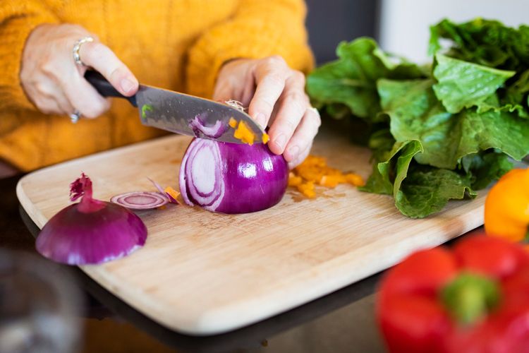 Ilustrasi pisau, memotong sayuran dengan pisau. 