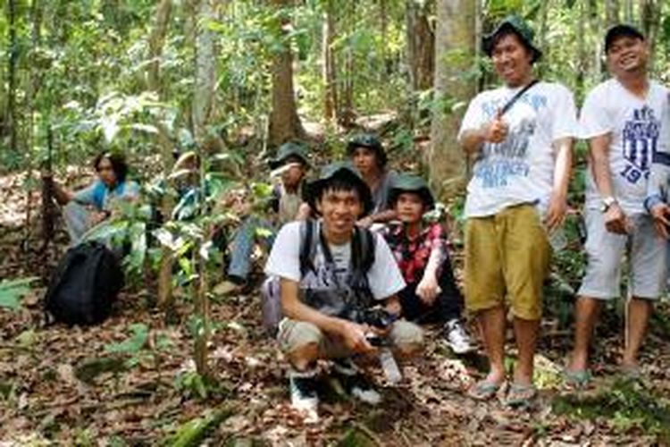 Hiking, salah satu paket wisata di Desa Wisata Tangkeno, Kecamatan Kabaena Tengah, Kabupaten Bombana, Sulawesi Tenggara, Rabu (23/12/2015).