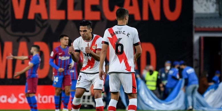 Penyerang Rayo Vallecano Radamel Falcao merayakan gol kontra Barcelona di Stadion Vallejas pada laga lanjutan Liga Spanyol 2021-2022, Kamis (28/10/2021) dini hari WIB.